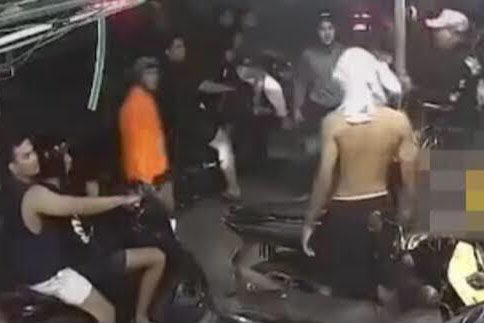 Belanja Di Warung, Seorang Pemuda Dikeroyok Gerombolan Pemotor di Densel 2