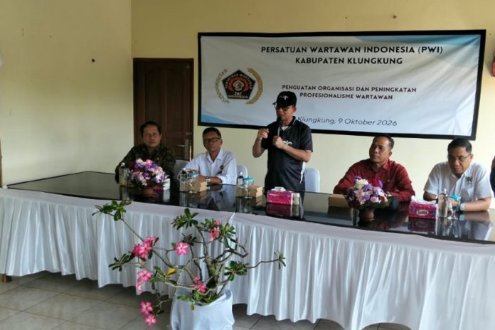 Buka Konsolidasi PWI Klungkung, Bupati Satria Tekankan Pentingnya Profesionalisme Wartawan 1