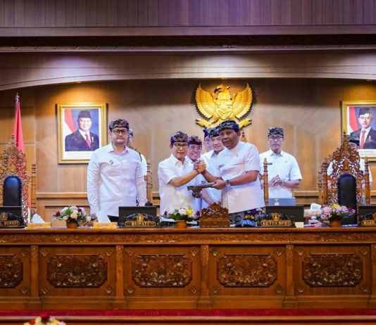Bupati Adi Arnawa Sampaikan Penjelasan APBD 2027 dan Tiga Raperda Strategis