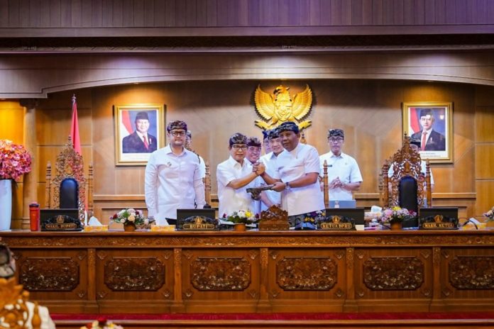 Bupati Adi Arnawa Sampaikan Penjelasan APBD 2027 Dan Tiga Raperda Strategis 1