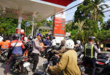 Cegah Kelelahan Saat Antre BBM, Polisi di Bangli Bagikan Air Minum ke Pengendara