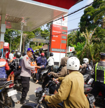 Cegah Kelelahan Saat Antre BBM, Polisi di Bangli Bagikan Air Minum ke Pengendara