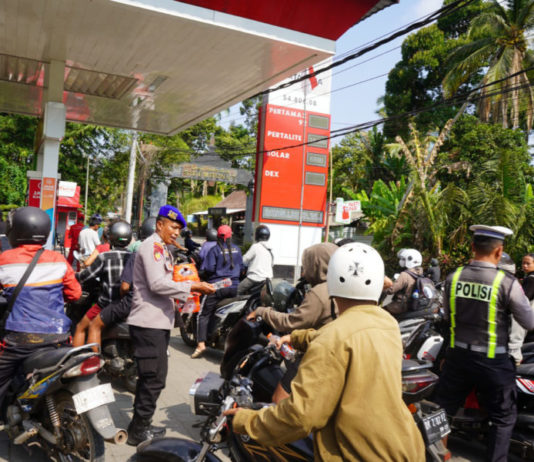 Cegah Kelelahan Saat Antre BBM, Polisi di Bangli Bagikan Air Minum ke Pengendara