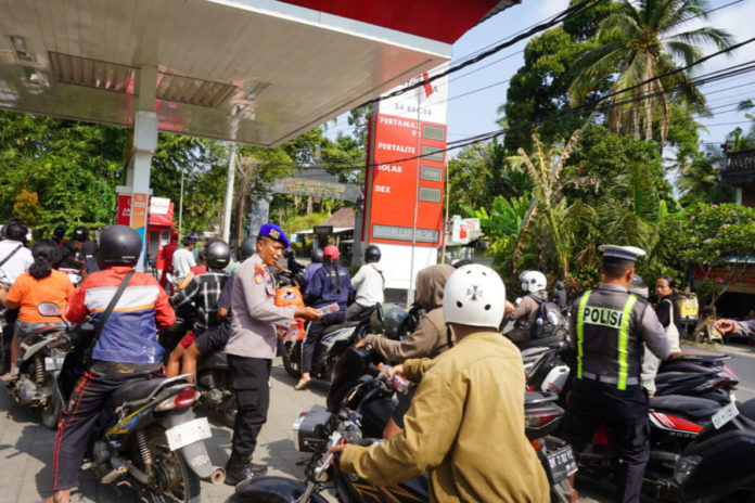 Cegah Kelelahan Saat Antre BBM, Polisi Di Bangli Bagikan Air Minum Ke Pengendara 1