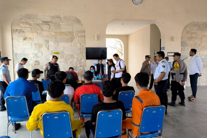 Cegah Penyalahgunaan Narkoba, Polisi Periksa Urine 19 ABK Di Celukan Bawang 1
