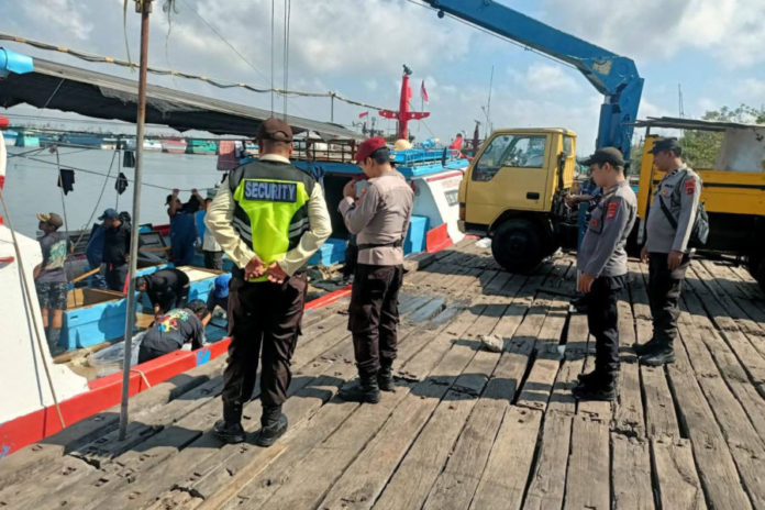 Cegah Penyelundupan Barang Terlarang, Polsek Benoa Rutin Periksa Kapal Yang Bersandar 1