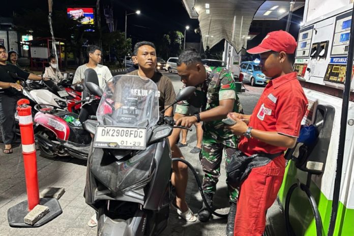 Darurat BBM Di Bali, Kodam IX/Udayana Kerahkan 100 Personel Amankan SPBU 1