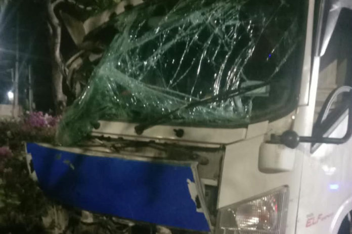 Diduga Hilang Kendali, Truk Tabrak Warung Di Nusa Dua 1