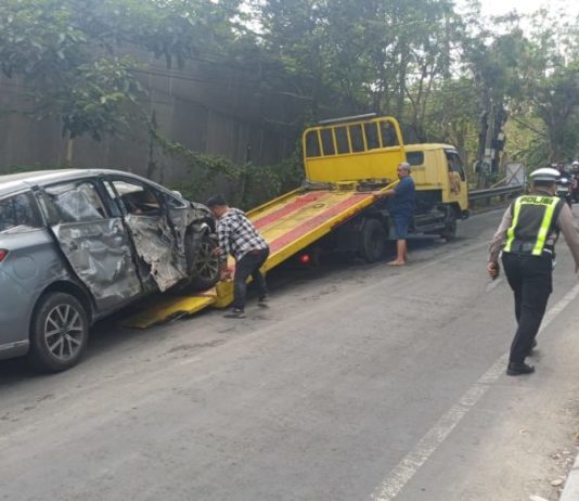 Diduga Rem Blong, Truk Tronton Seruduk Mobil Hingga Ringsek