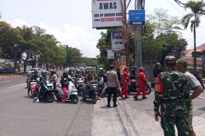 Distribusi BBM Terlambat, Polsek Sukawati Amankan Antrean Panjang Di 9 SPBU 1