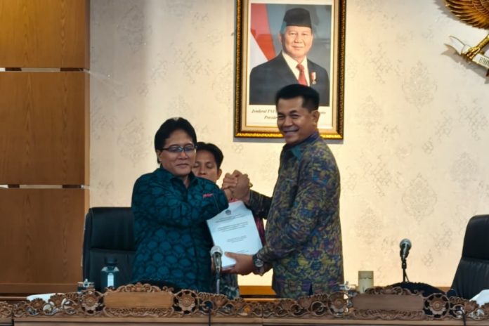 DPRD Bali Serahkan Laporan Akhir Pansus TRAP Ke Eksekutif 1