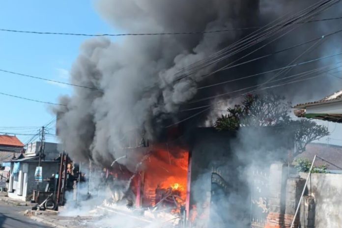 Gerai Makanan Cepat Saji Di Lebih Terbakar, Kerugian Rp300 Juta 1