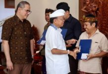 Gubernur Koster Serahkan CSR St Regis untuk Pelestarian Seni dan Budaya Bali