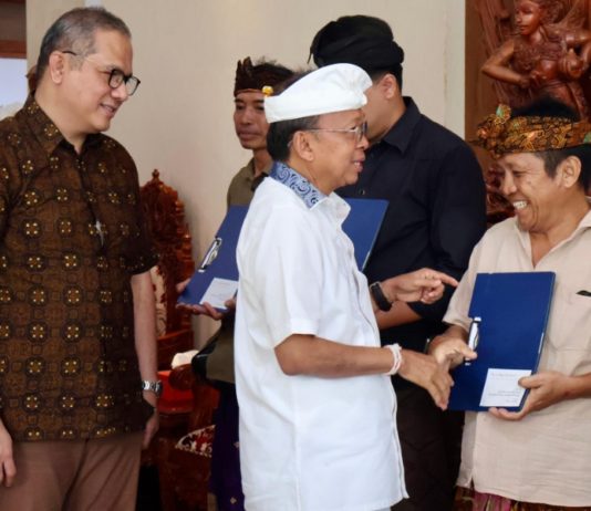Gubernur Koster Serahkan CSR St Regis untuk Pelestarian Seni dan Budaya Bali