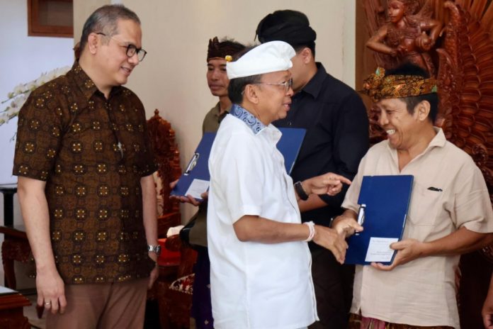 Gubernur Koster Serahkan CSR St Regis Untuk Pelestarian Seni Dan Budaya Bali 1