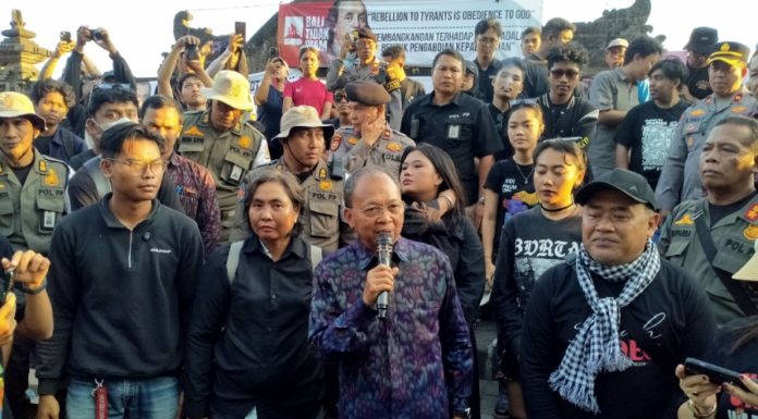Gubernur Temui Pendemo, Massa Aksi Tuntut UMP Bali Rp 5,2 Juta