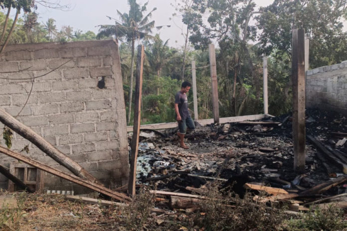 Gudang Kayu Terbakar, Kerugian Capai Ratusan Juta 1