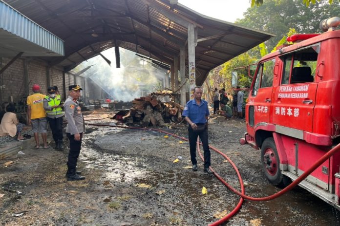 Gudang Serkel Kayu Di Wanasari Terbakar, Kerugian Ditaksir Rp500 Juta 1