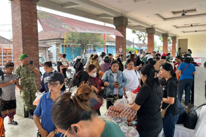 Jelang Hari Raya Saraswati, Warga Serbu Pasar Murah Disperindag Gianyar 1