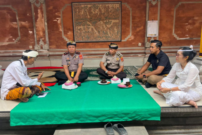 Jelang Karya Wraspati Kalpa, Kapolsek Gianyar Koordinasi Dengan Prajuru Pura Dalem Teges 1