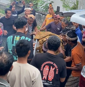 Jenazah Korban Pembakaran Tiba di Rumah Duka, Disambut Isak Tangis Keluarga