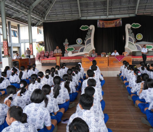 Kapolres Ajak Siswa SMAN 1 Gianyar, Jauhi Narkoba dan Tertib Berlalu Lintas