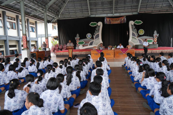 Kapolres Ajak Siswa SMAN 1 Gianyar, Jauhi Narkoba Dan Tertib Berlalu Lintas 1