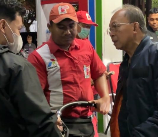 Kawal Distribusi BBM hingga Dini Hari, Gubernur Koster Dengarkan Keluhan Warga Soal Antrean
