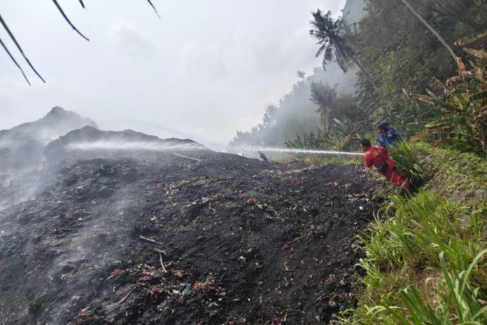 Kebakaran TPA Sente, Asap Masih Mengepul Di Medan Terjal Pada Hari Ketiga 1