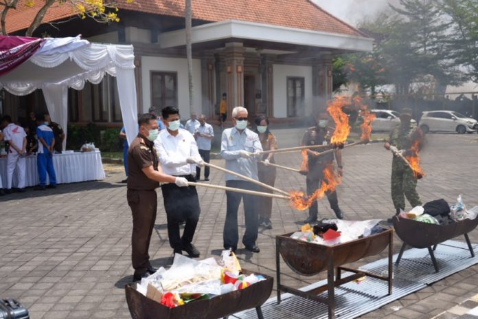 Kejari Badung Musnahkan Sabu Hampir 1 Kg, Ratusan Gram Ganja Hingga Kokain 1
