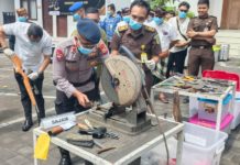 Kejari Denpasar Musnahkan Barang Bukti dari 424 Perkara, Tiga Senpi Ikut Dihancurkan
