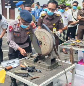 Kejari Denpasar Musnahkan Barang Bukti dari 424 Perkara, Tiga Senpi Ikut Dihancurkan