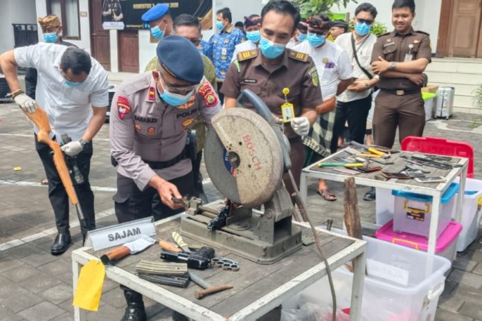 Kejari Denpasar Musnahkan Barang Bukti Dari 424 Perkara, Tiga Senpi Ikut Dihancurkan 1