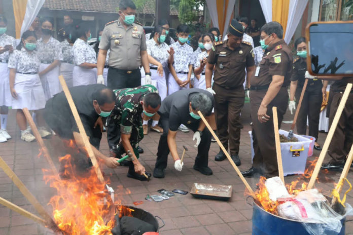 Kejari Tabanan Lakukan Pemusnahan Barang Bukti Kasus Narkotika 1