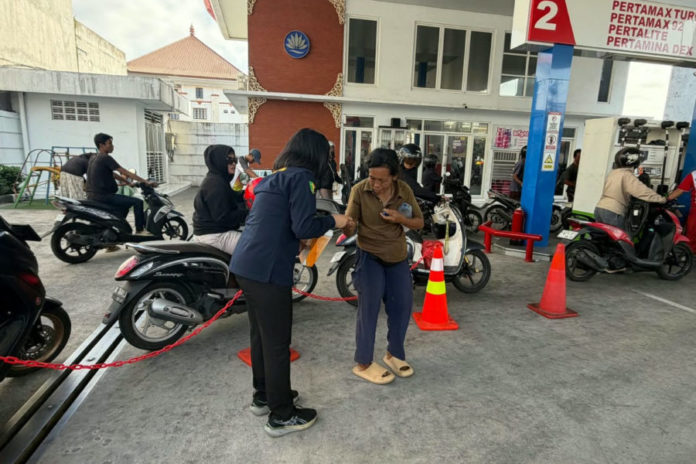 Kelelahan Antre BBM, Sidokkes Polres Gianyar Berikan Layanan Periksa Kesehatan 1