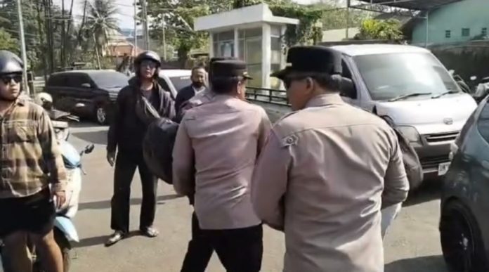 Kelelahan Dan Kepanasan Saat Antre BBM, Warga Pingsan Di SPBU Pering Gianyar 2