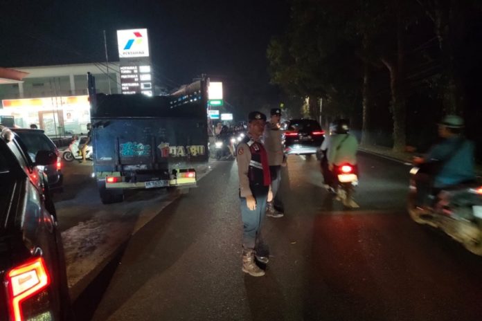 Keterlambatan Distribusi BBM Picu Kemacetan, Polsek Sukawati Siagakan Personel Di 9 SPBU 1