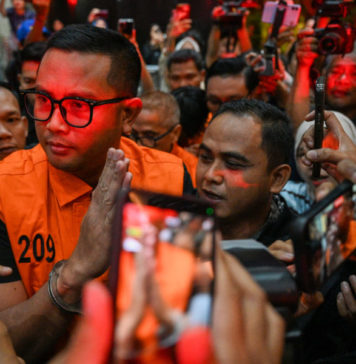 KPK Umumkan Tersangka OTT Bupati Klaten, Amankan Tong dan Uang Rp1,9 M