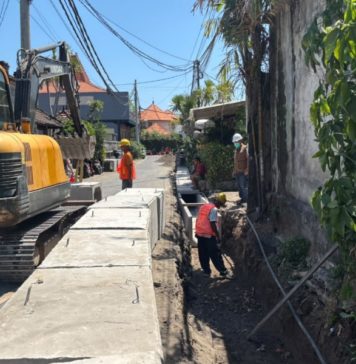 Langganan Banjir, Jalan Bumi Ayu Sanur Dipasangi U-Ditch Sepanjang 1 Km