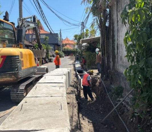 Langganan Banjir, Jalan Bumi Ayu Sanur Dipasangi U-Ditch Sepanjang 1 Km