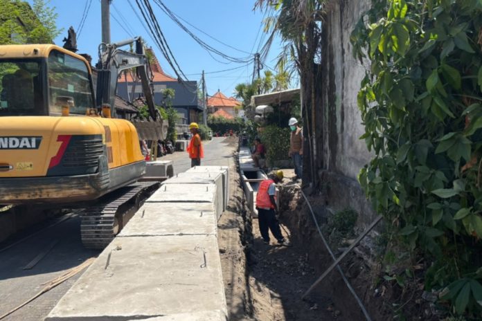 Langganan Banjir, Jalan Bumi Ayu Sanur Dipasangi U Ditch Sepanjang 1 Km 1