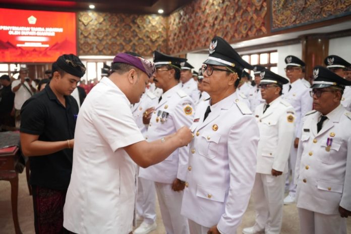 Lantik 26 Perbekel Terpilih, Bupati Gianyar Tekankan Sinergi Pembangunan Desa Kabupaten 1