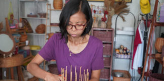 Luh Rusmiati Sulap Kertas Bekas Jadi Kerajinan, Produknya Tembus Jepang dan Afrika