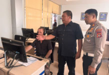 Maksimalkan Pelayanan, Petugas Satpas Polresta Denpasar Dampingi Pemohon SIM