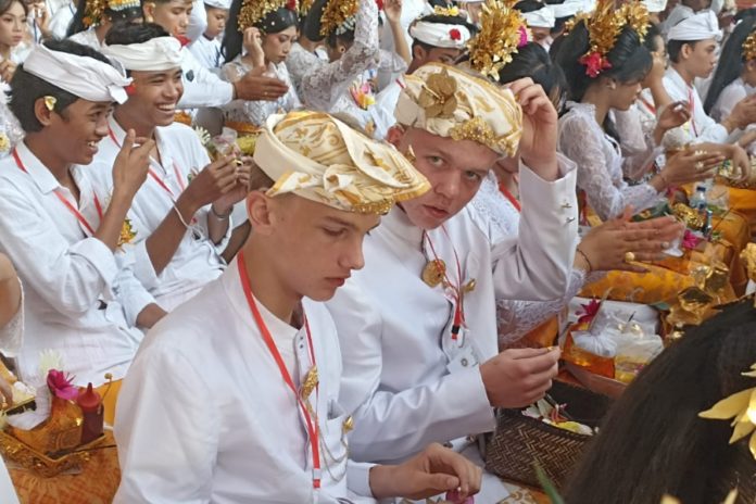 Matatah Massal PHDI Denpasar Diikuti 157 Peserta, Ada Dua WN Belanda 1