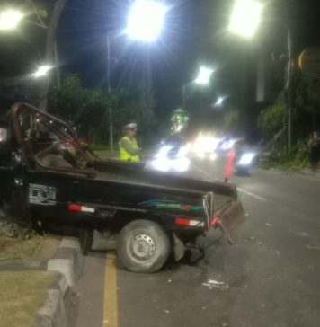 Mobil Tabrak Trotoar dan Tiang di Bypass Ngurah Rai, Dua Orang Terluka