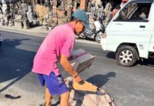 Nyalip dari Kiri, Pemotor Tewas Terlindas Truk Fuso di Sukawati