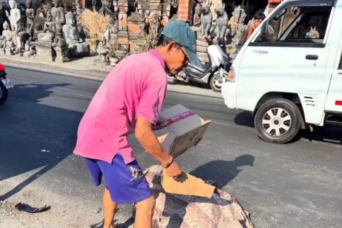 Nyalip Dari Kiri, Pemotor Tewas Terlindas Truk Fuso Di Sukawati 1