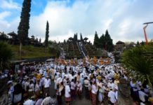 Nyegara Gunung, Ribuan Krama Songan Iringi Ida Sesuhunan ke Watuklotok dan Besakih
