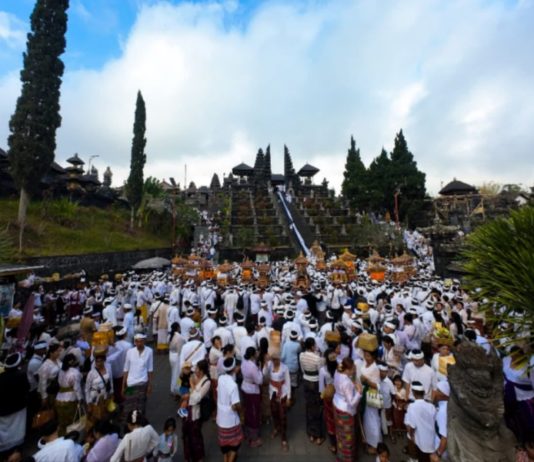 Nyegara Gunung, Ribuan Krama Songan Iringi Ida Sesuhunan ke Watuklotok dan Besakih